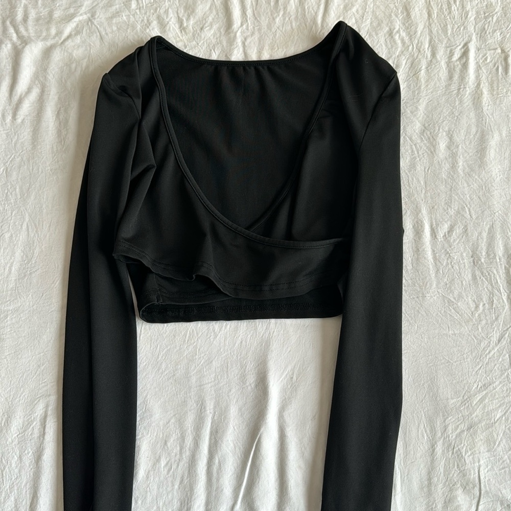 Black long sleeve crop top